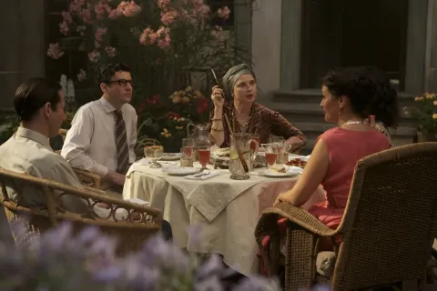 Кадр из фильма Цыпленок с черносливом