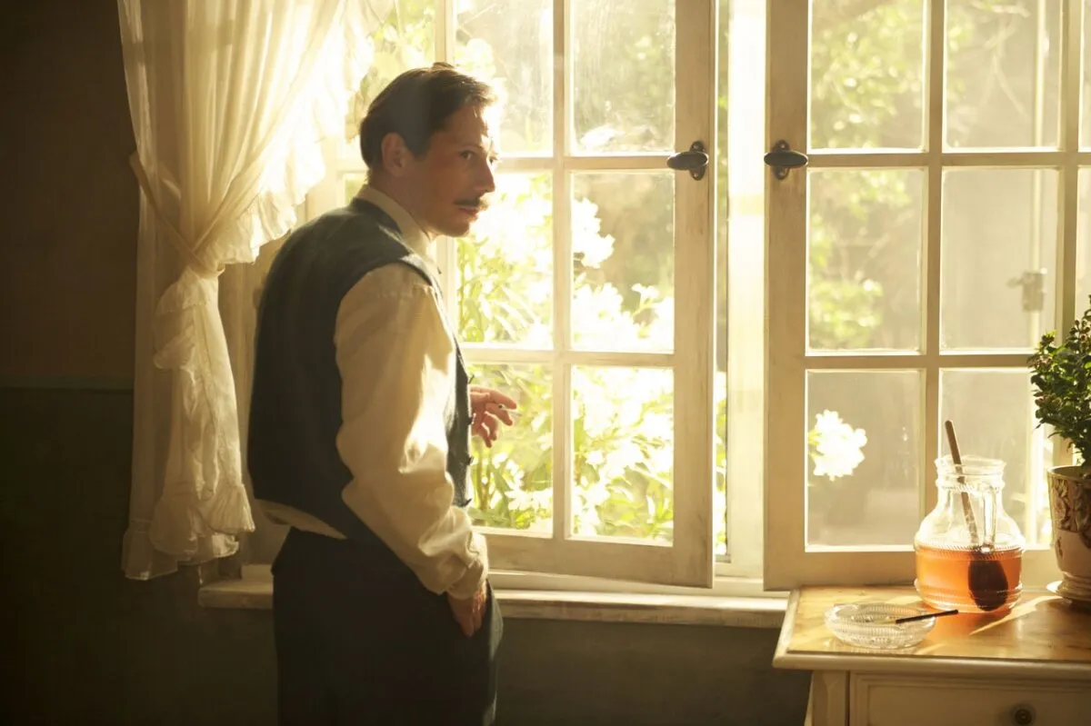 Кадр из фильма Цыпленок с черносливом