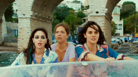 Кадр из фильма Девушки на балконе