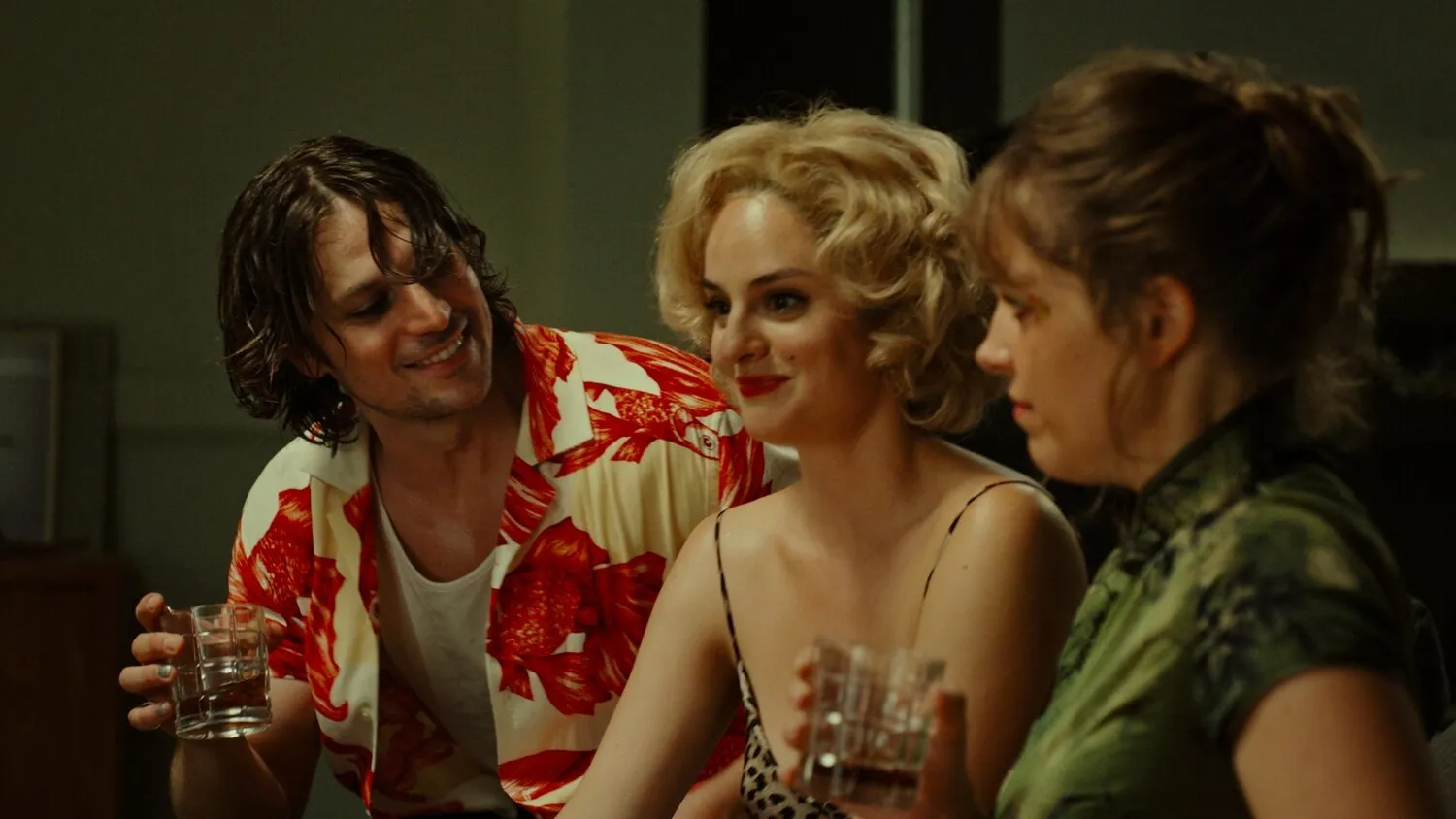 Кадр из фильма Девушки на балконе