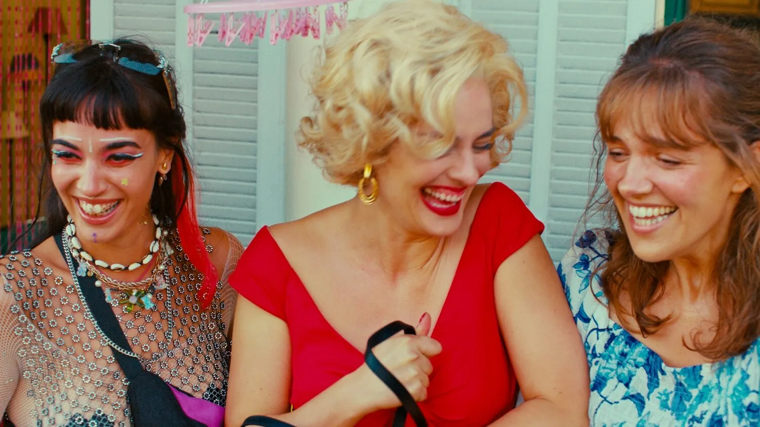 Кадр из фильма Девушки на балконе