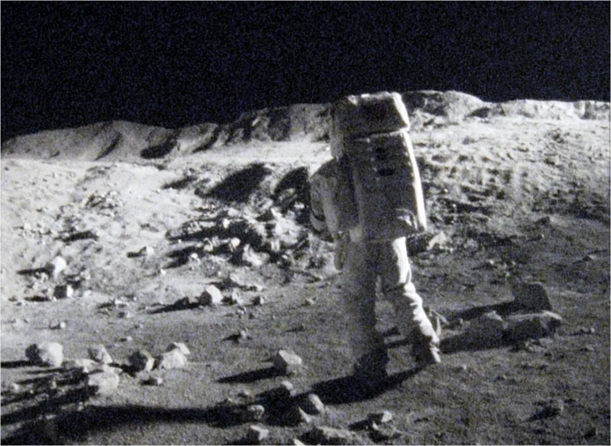 Кадр из фильма Аполлон 18