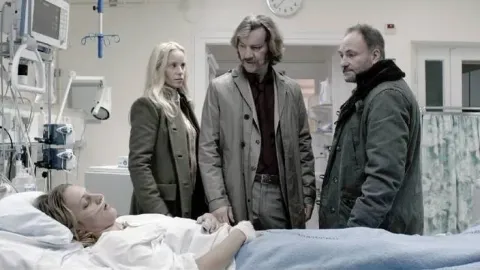 Кадр из фильма Мост