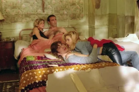 Кадр из фильма Молодожены