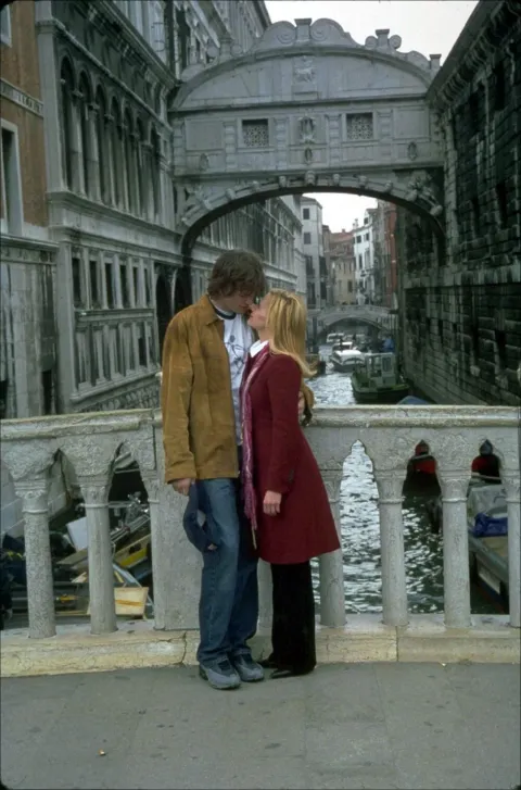 Кадр из фильма Молодожены