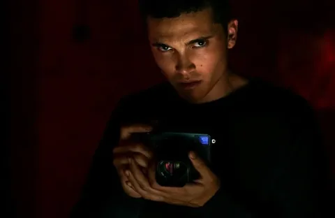 Кадр из фильма Неоновый демон