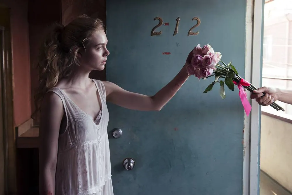 Кадр из фильма Неоновый демон