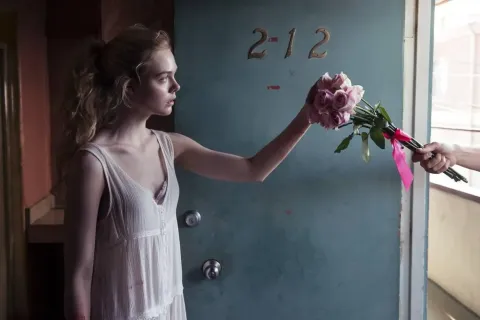 Кадр из фильма Неоновый демон