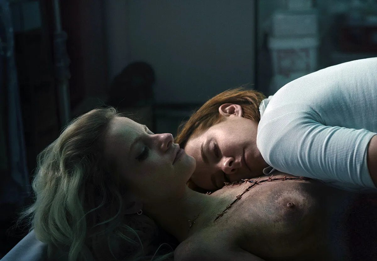 Кадр из фильма Неоновый демон