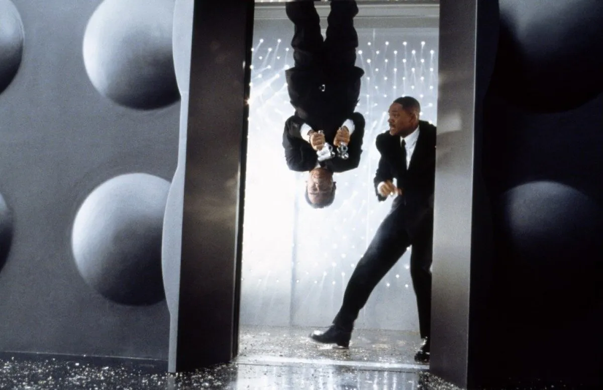 Кадр из фильма Люди в чёрном 2