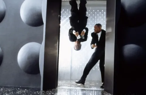 Кадр из фильма Люди в чёрном 2