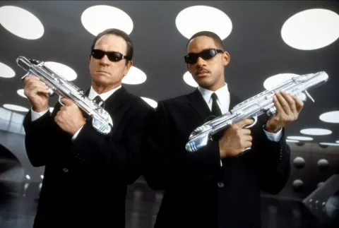 Кадр из фильма Люди в чёрном 2