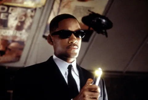 Кадр из фильма Люди в чёрном 2