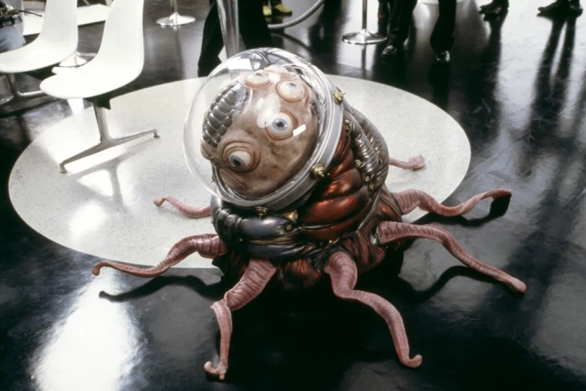 Кадр из фильма Люди в чёрном 2