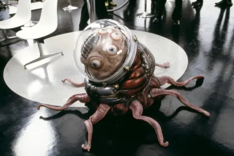 Кадр из фильма Люди в чёрном 2