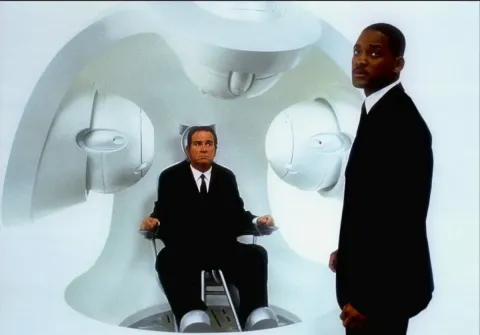 Кадр из фильма Люди в чёрном 2