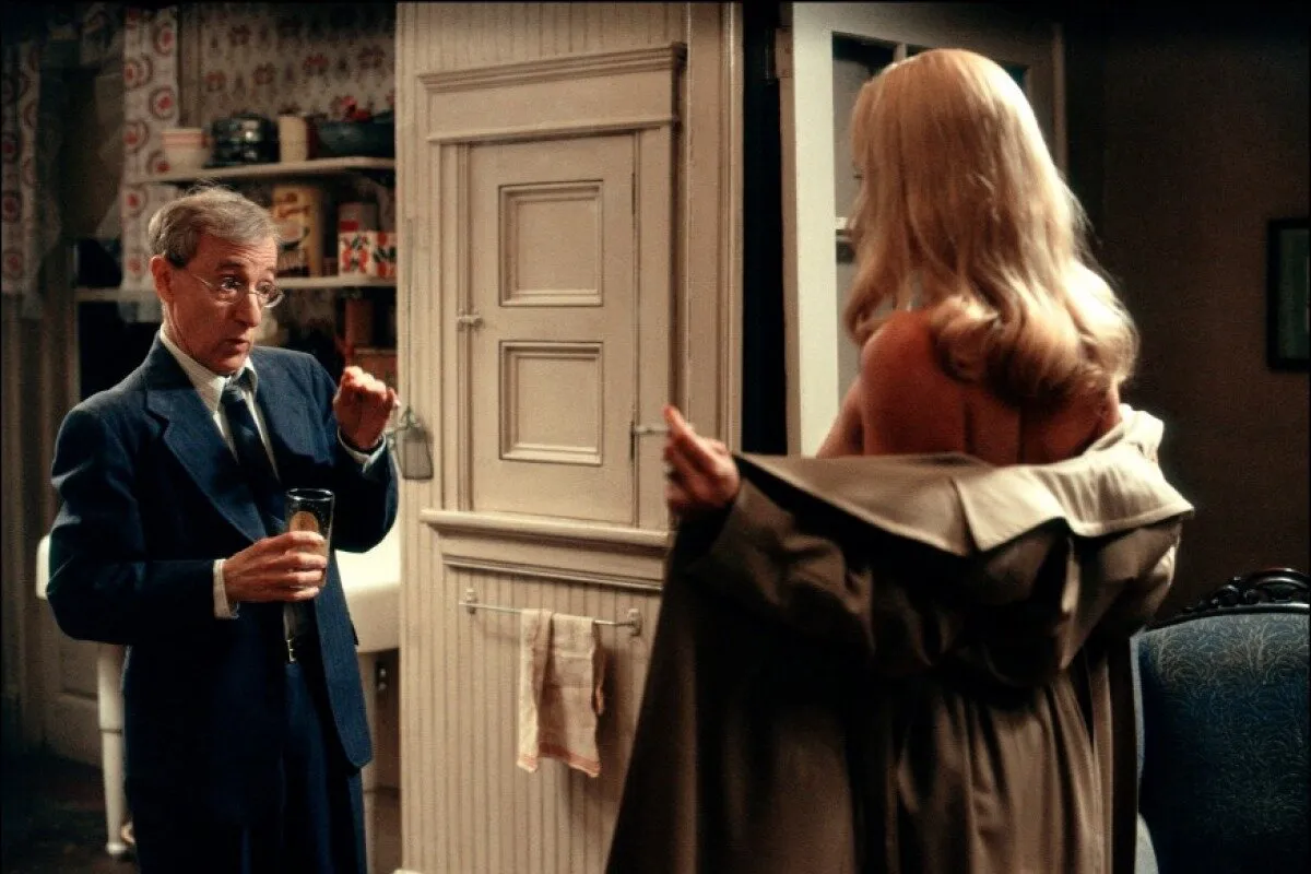 Кадр из фильма Проклятие нефритового скорпиона