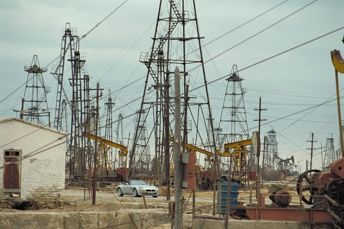 Кадр из фильма И целого мира мало