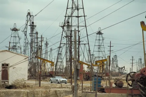 Кадр из фильма И целого мира мало