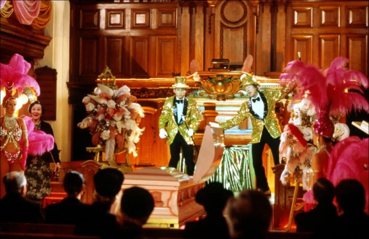 Кадр из фильма Четверо похорон и одна свадьба