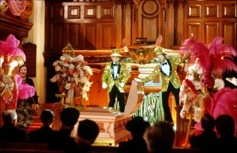 Кадр из фильма Четверо похорон и одна свадьба