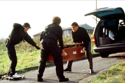 Кадр из фильма Четверо похорон и одна свадьба