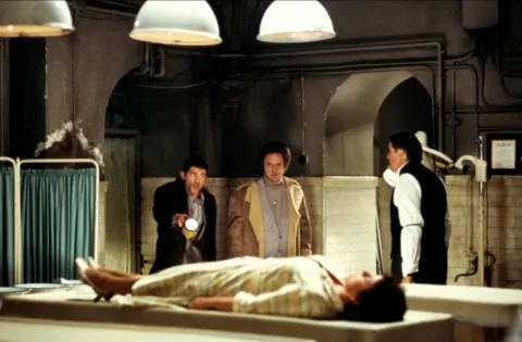 Кадр из фильма Четверо похорон и одна свадьба