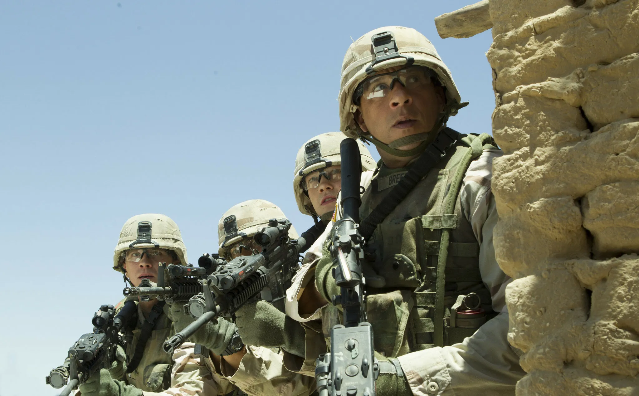 Кадр из фильма Долгий путь Билли Линна в перерыве футбольного матча