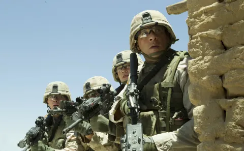 Кадр из фильма Долгий путь Билли Линна в перерыве футбольного матча