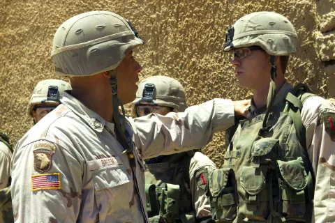 Кадр из фильма Долгий путь Билли Линна в перерыве футбольного матча