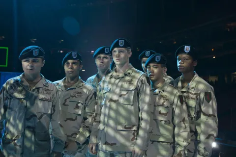 Кадр из фильма Долгий путь Билли Линна в перерыве футбольного матча