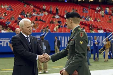 Кадр из фильма Долгий путь Билли Линна в перерыве футбольного матча