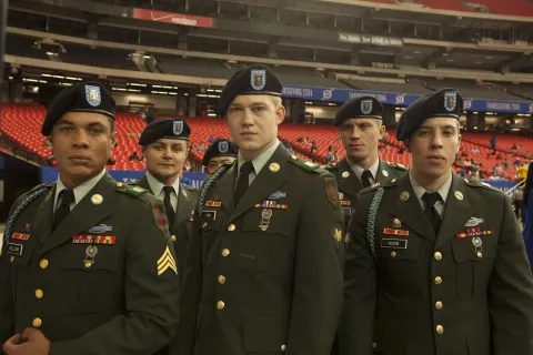 Кадр из фильма Долгий путь Билли Линна в перерыве футбольного матча