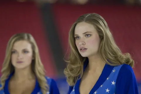 Кадр из фильма Долгий путь Билли Линна в перерыве футбольного матча