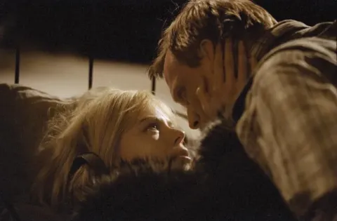 Кадр из фильма Догвилль