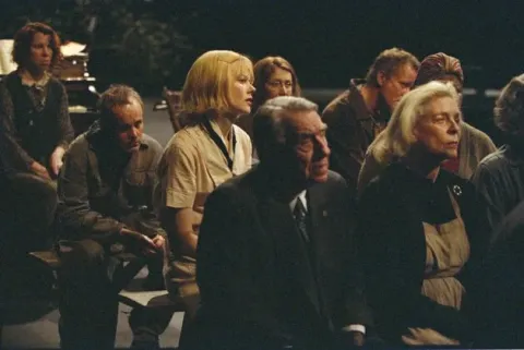 Кадр из фильма Догвилль