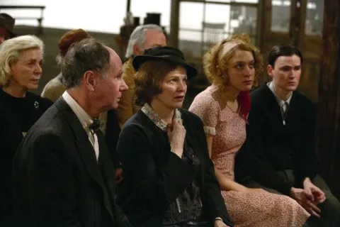 Кадр из фильма Догвилль