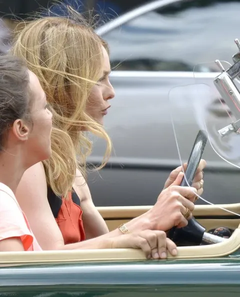 Кадр из фильма Красотки в Париже