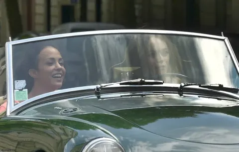 Кадр из фильма Красотки в Париже