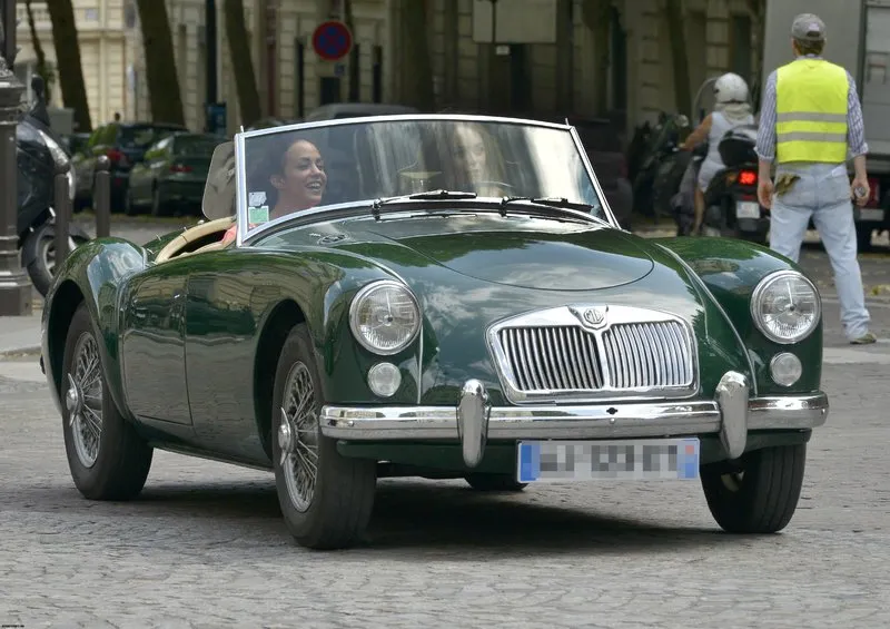 Кадр из фильма Красотки в Париже