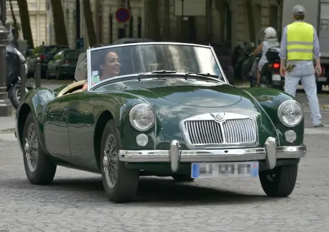 Кадр из фильма Красотки в Париже