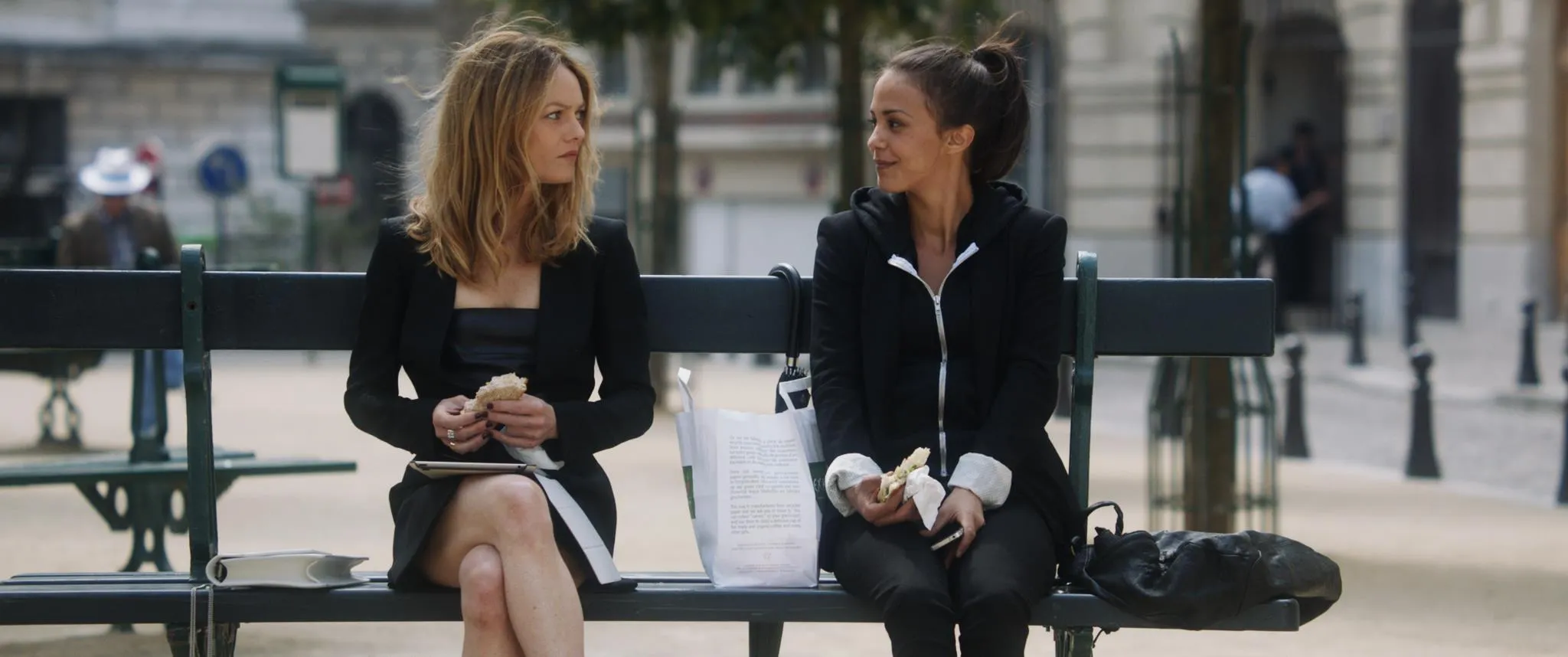 Кадр из фильма Красотки в Париже