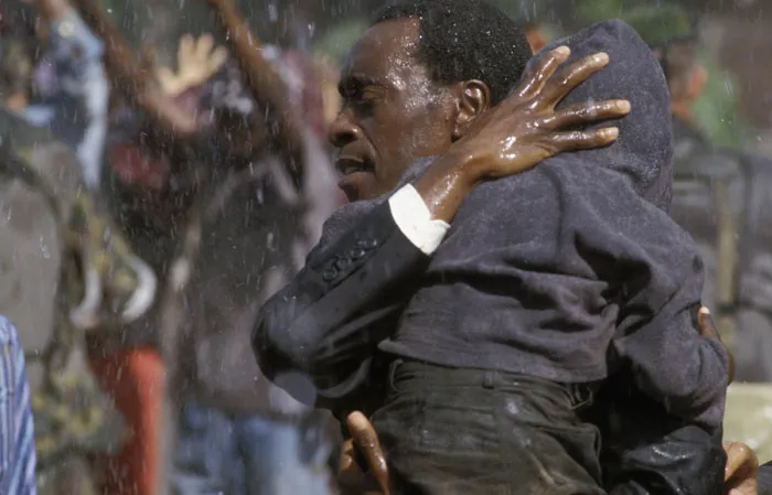 Кадр из фильма Отель «Руанда»