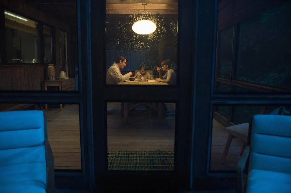 Кадр из фильма За пределами