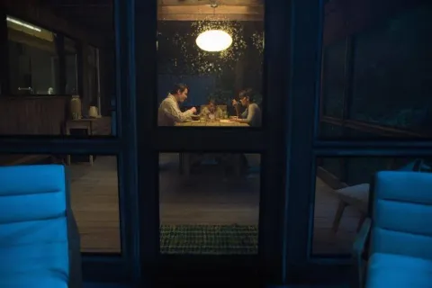 Кадр из фильма За пределами