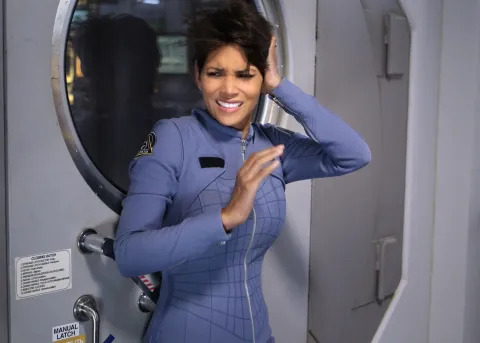 Кадр из фильма За пределами