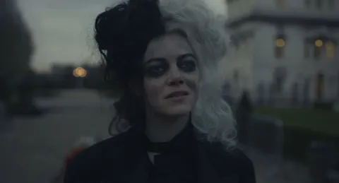 Кадр из фильма Круэлла