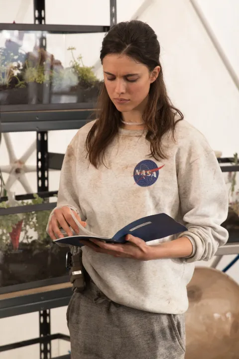 Кадр из фильма Ио