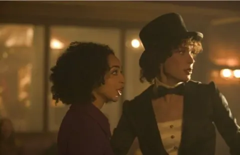 Кадр из фильма Завтрак на Плутоне