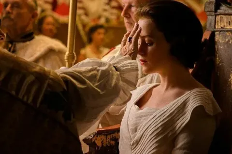 Кадр из фильма Корона